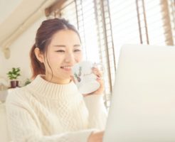 通信講座で学習している女性